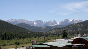 A mountain town with a restaurant and a collection store. - Lazy R Cottages: 18 (Estes Park)