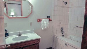 Apartment, 1 King-Bett und Schlafsofa, Whirlpool | Badezimmer