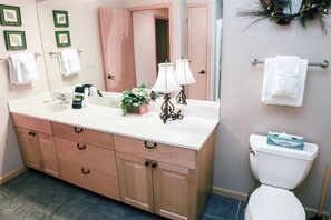 Apartment, Multiple Beds, Hot Tub | Bathroom