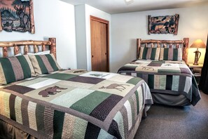 Cabin, Multiple Beds, Hot Tub | Free WiFi - Sunnyside Knoll: 7 (Estes Park)