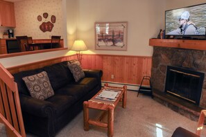 Apartment, 1 Queen Bed with Sofa bed, Hot Tub | Living room