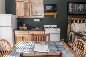 Apartment, 1 Queen Bed, Hot Tub | Private kitchen