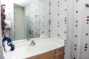 Apartament, 1 llit de matrimoni, banyera d'hidromassatge | Bany | Tovalloles 