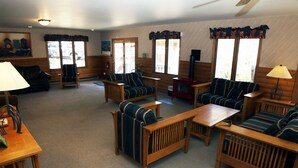 Appartement, 1 grand lit, bain à remous | Salle de séjour