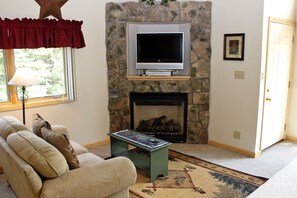 Apartment, 1 King Bed with Sofa bed, Jetted Tub | Living room | Fireplace