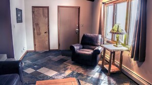 Cabin, 1 giường cỡ king và sofa giường, bồn tắm nước nóng | Phòng khách | Lò sưởi 