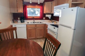 Cabana, 1 cama King e sofá-cama, banheira de imersão | Cozinha privada | Geladeira, micro-ondas, cooktop, lava-louças
