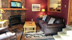 Cabin, 1 giường cỡ king và sofa giường, bồn tắm nước nóng | Phòng khách | Lò sưởi 