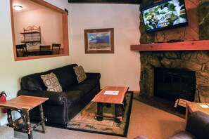 Apartment, 1 King Bed with Sofa bed, Hot Tub | Living room