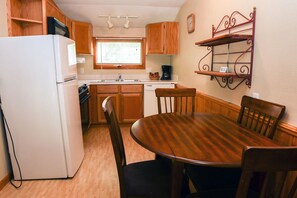 Apartamento, 1 cama King e sofá-cama, banheira de imersão | Cozinha privada | Geladeira, micro-ondas, cooktop, lava-louças