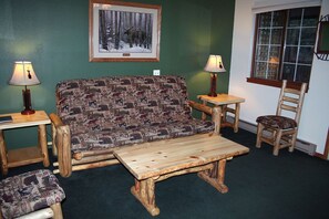 Chalet, 1 Queen Bed, Hot Tub, Mountain View | Living room
