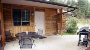 Chalet, plusieurs lits, piscine privée | Balcon