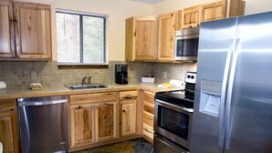 Cabane, plusieurs lits, cheminée, vue montagne | Cuisine privée