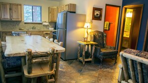 Cabane, plusieurs lits, cheminée, vue montagne | Cuisine privée
