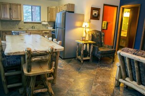 Cabin, Multiple Beds, Fireplace, Mountain View | Private kitchen