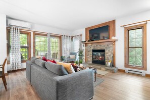 Smart TV, fireplace - Les Falaises Tremblant - Ski In/Out Condo w/2bdrs (Mont-Tremblant)