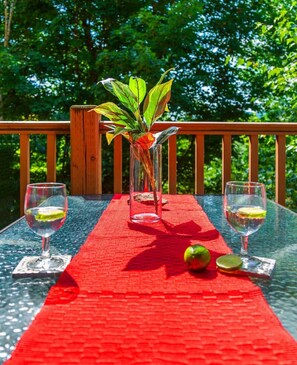 Outdoor dining - Les Falaises Tremblant - Ski In/Out Condo w/2bdrs (Mont-Tremblant)