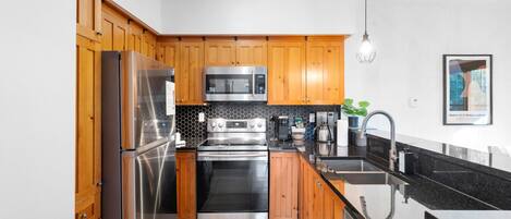 Réfrigérateur, micro-ondes, four, plaque de cuisson