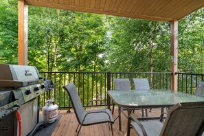 Outdoor dining - Les Falaises Tremblant - Ski In/Out Condo w/2bdrs (Mont-Tremblant)