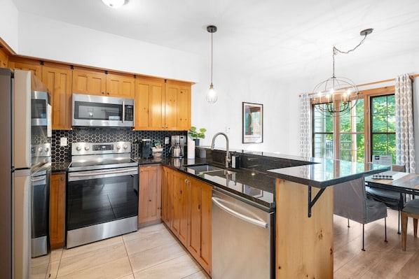 Køleskab, mikrobølgeovn, ovn, kogeplade