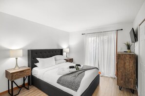 2 chambres, fer et planche à repasser, lit de bébé portatif