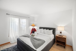 2 chambres, fer et planche à repasser, lit de bébé portatif