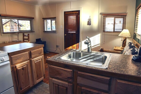 Cabin, 1 Queen Bed, Kitchen, Mountain View | Private kitchen | Fridge, microwave, stovetop, cookware/dishes/utensils
