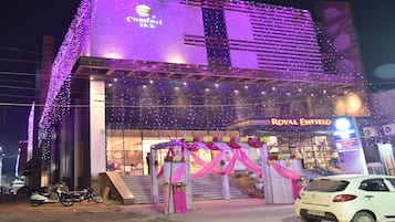 A hotel with a prominent sign for 'Comfort Inn' and 'Royal Enfield' nearby.