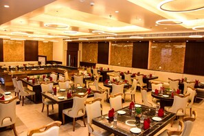 2 restaurants, breakfast served - Comfort Inn Lakhimpur (Lakhimpur)