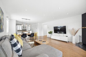 Unclassified image, 2 of 23, button - Amazing Lake/Mountain View 5min to Tremblant(464) (Mont-Tremblant)