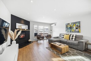 Unclassified image, 3 of 23, button - Amazing Lake/Mountain View 5min to Tremblant(464) (Mont-Tremblant)