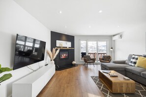 Smart TV, fireplace - Amazing Lake/Mountain View 5min to Tremblant(464) (Mont-Tremblant)
