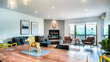 Smart TV, fireplace