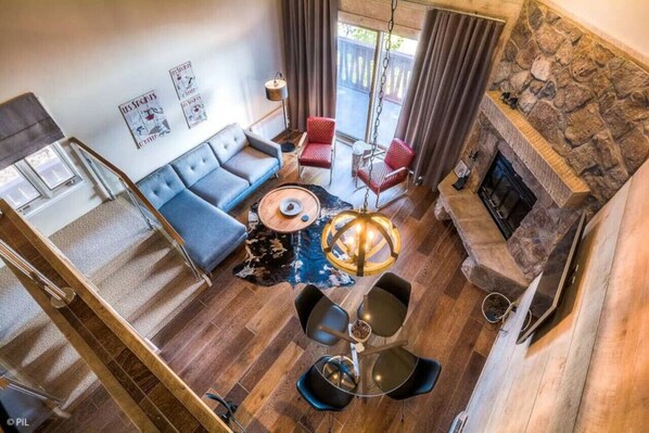 Una Smart TV, una chimenea