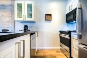 Kühlschrank, Mikrowelle, Ofen, Herdplatte