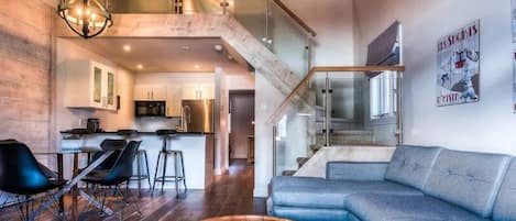 Smart TV, fireplace