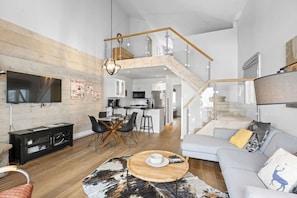 Smart TV, fireplace