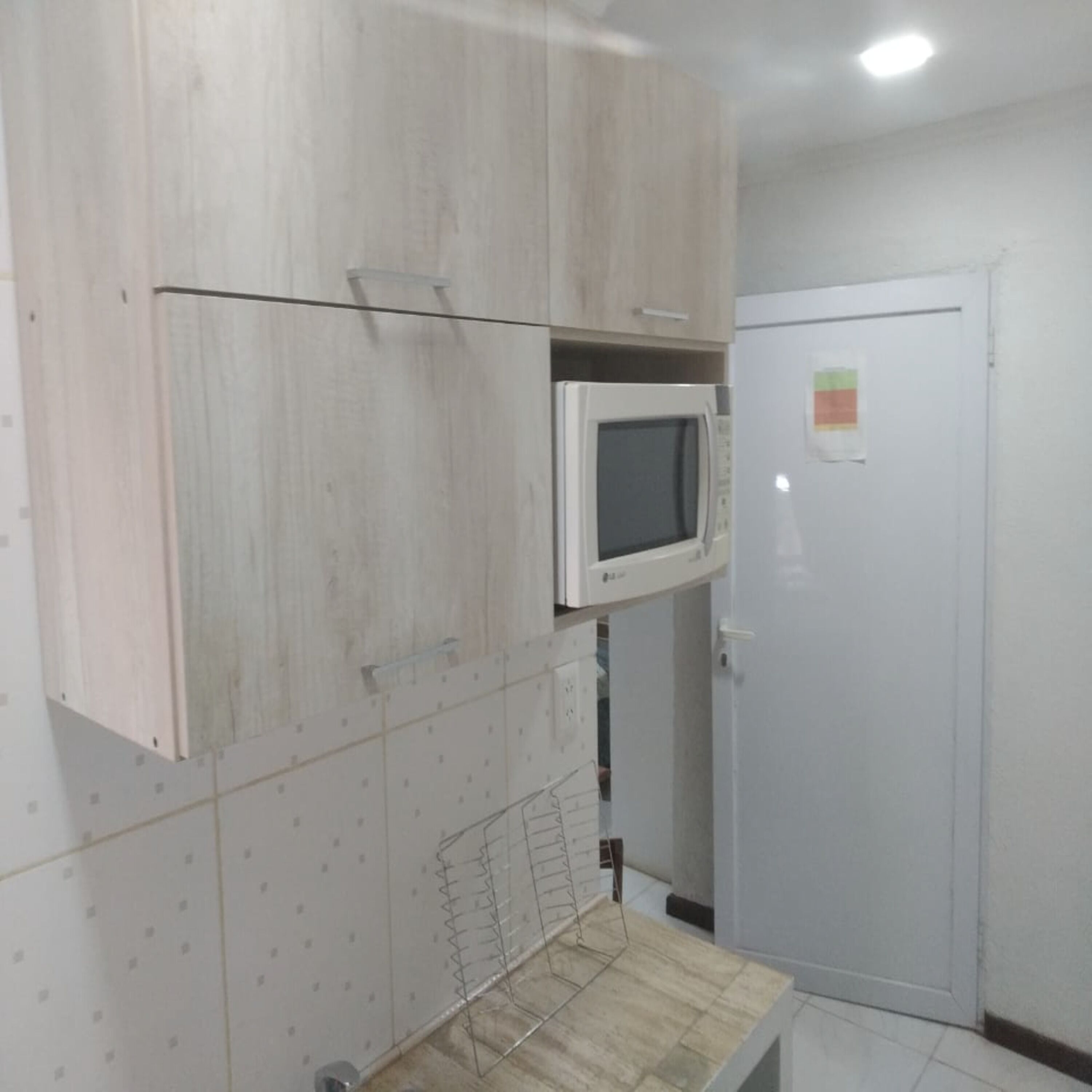 Lemari es, microwave, dan peralatan masak/sendok-piring