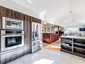 Frigorifero, microonde, forno, piano cottura