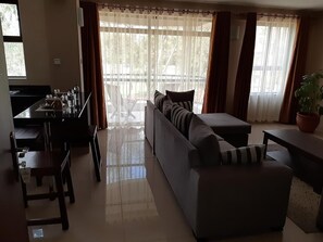 Departamento Premium | Sala de estar | Televisión de pantalla plana de 40 pulgadas con canales vía satélite