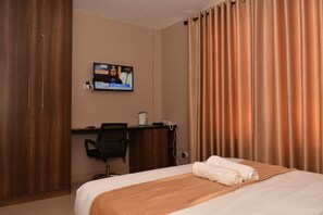 Habitación doble estándar | Sábanas de algodón egipcio, ropa de cama de alta calidad y escritorio 