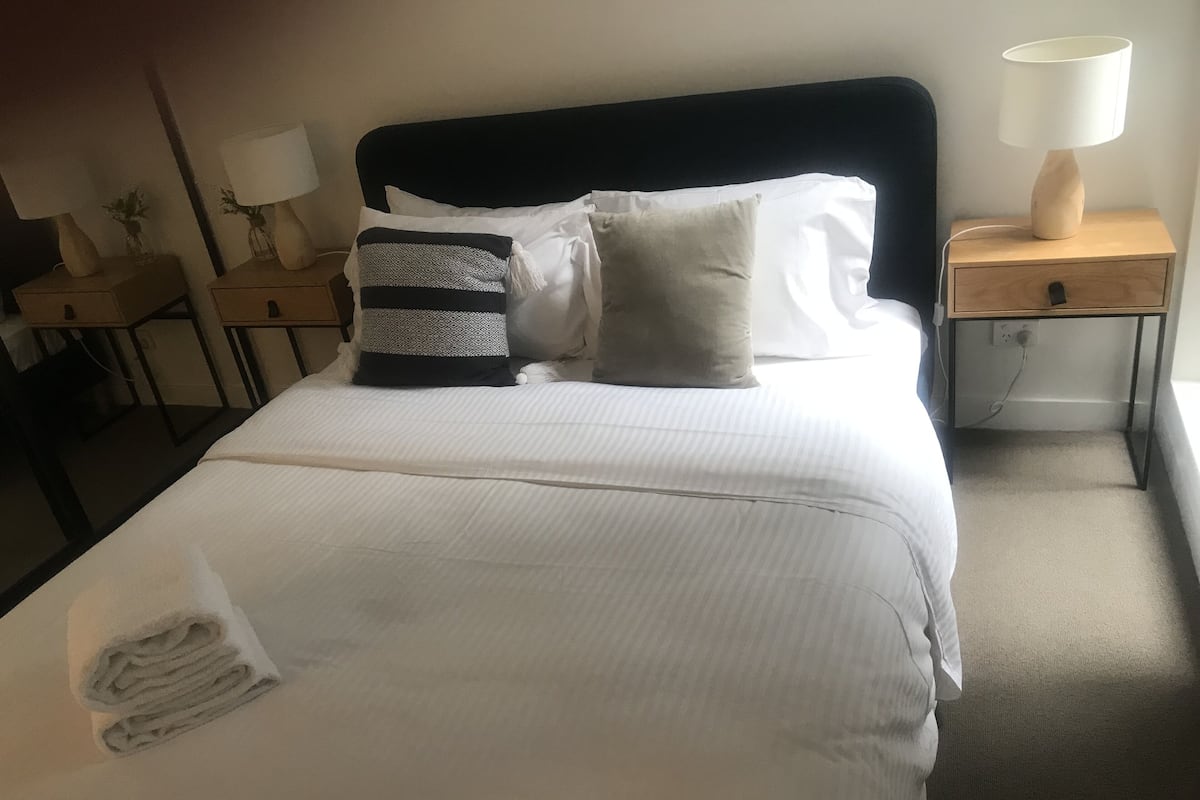 1 bedroom, Egyptian cotton sheets, premium bedding, Select Comfort beds