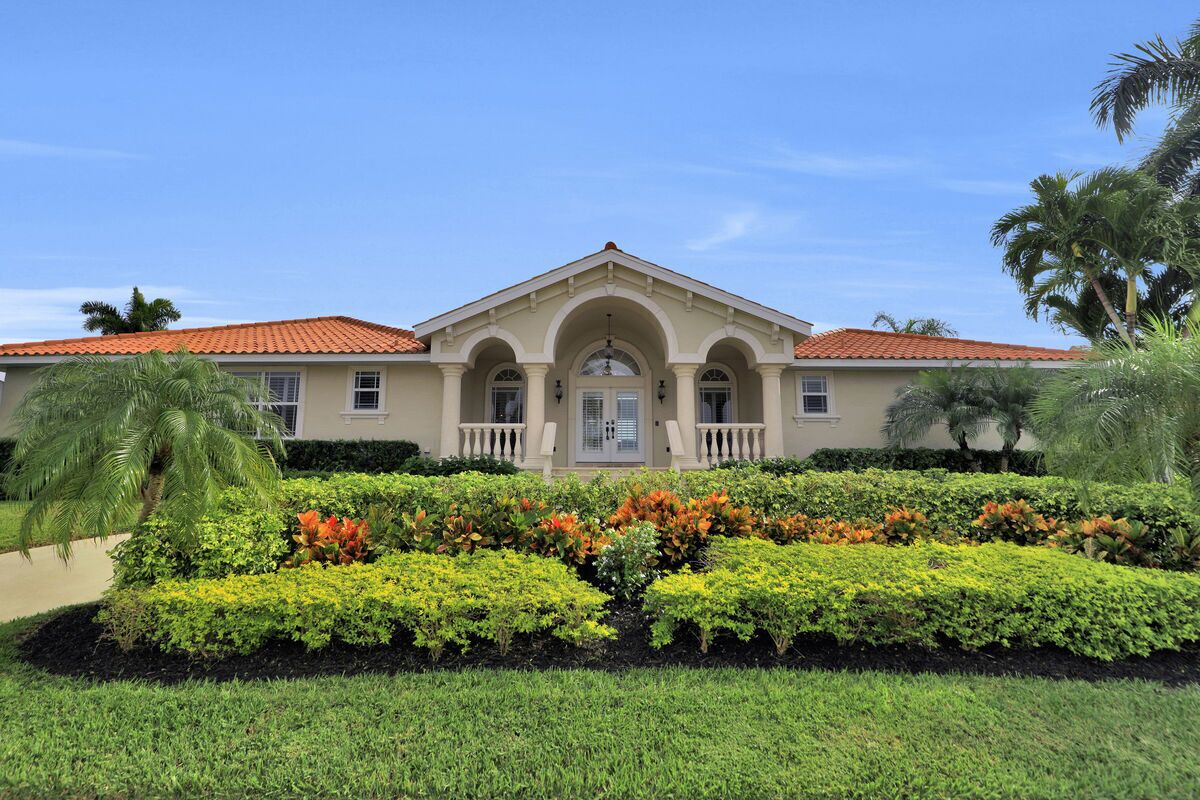 Elegance Redefined, Simply Seconds Away from the Beach!