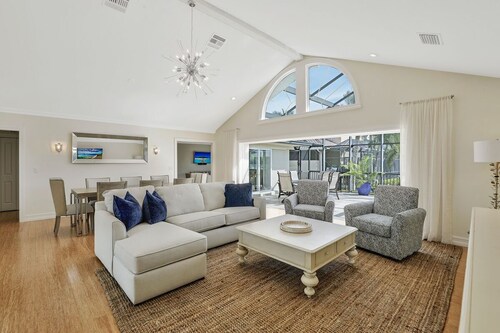 Elegance Redefined, Simply Seconds Away from the Beach!