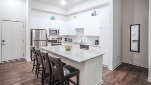 Perfect City View Balcony | In-room dining - Perfect City View Balcony (Atlanta)