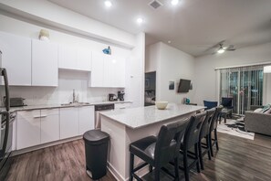 Lejlighed | Privat køkken | Køleskab, mikrobølgeovn, ovn, kogeplade