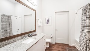 Perfect City View Balcony | Bathroom | Combined shower/tub, free toiletries, hair dryer, towels - Perfect City View Balcony (Atlanta)