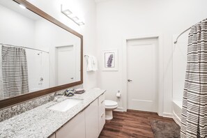 Perfect City View Balcony | Bathroom | Combined shower/tub, free toiletries, hair dryer, towels - Perfect City View Balcony (Atlanta)