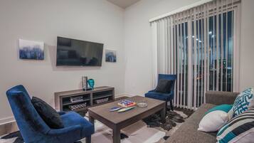 Apartemen | Area keluarga | TV layar datar