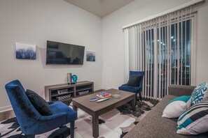 Perfect City View Balcony | Living area | Flat-screen TV - Perfect City View Balcony (Atlanta)